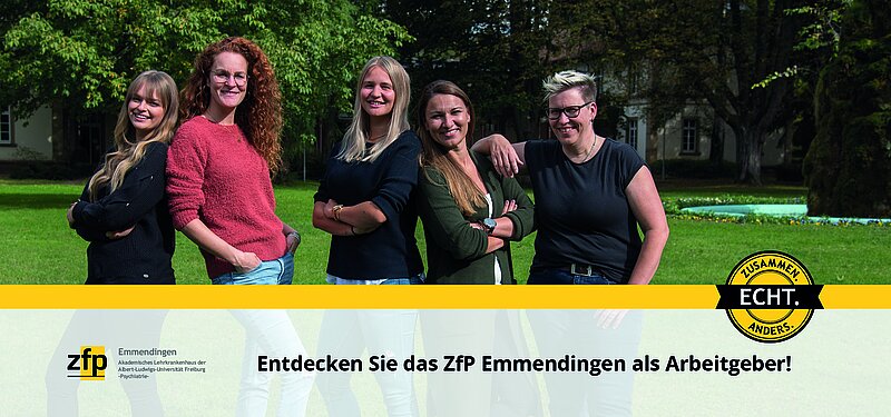 Fünf Frauen stehen zusammen auf einer Wiese, lächeln und blicken in die Kamera. Das Bild wird für das Stellenportal ZfP Emmendingen genutzt.