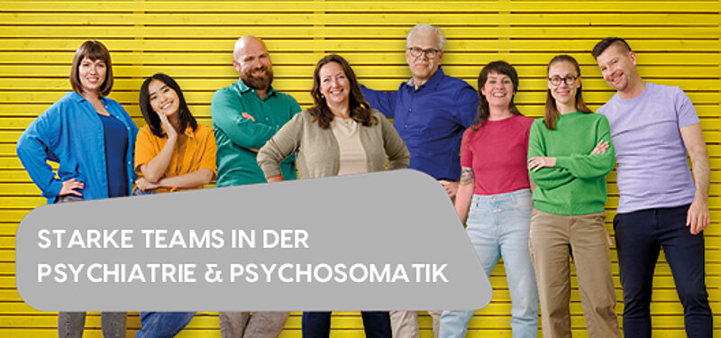 Fünf Frauen und drei Männer in bunter Kleidung stehen vor einer gelben Wand und lächeln in die Kamera. Das Bild wird für das Stellenportal ZfP Reichenau genutzt.